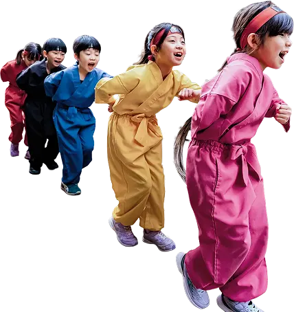 어트랙션을 즐기는 아이들의 사진