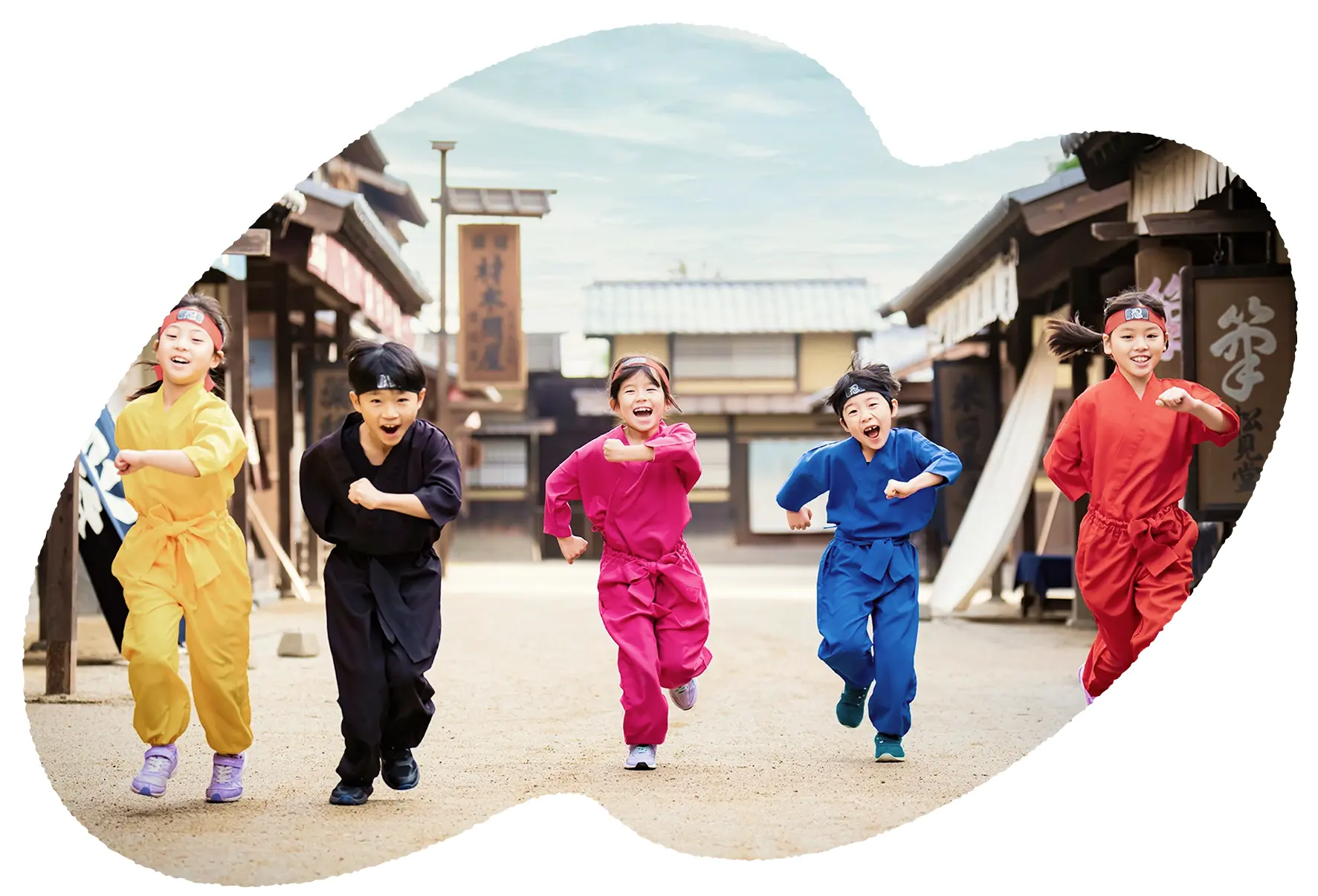 닌자 의상을 입은 아이들