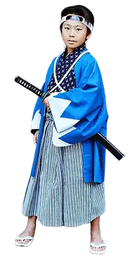 닌자 의상으로 갈아입은 아이
